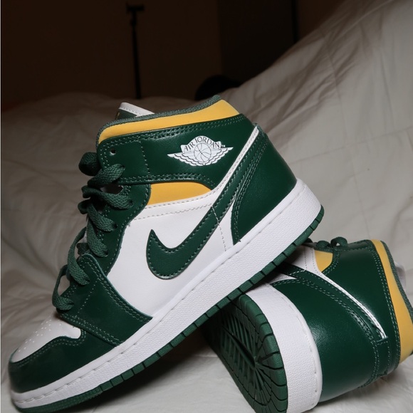 black white green and yellow jordan 1